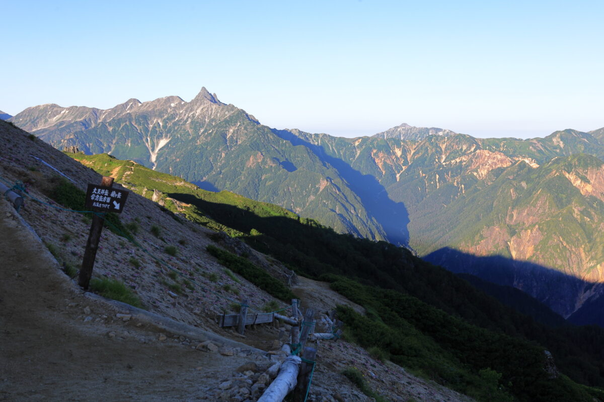 燕山荘から大天井岳方面への登山道入口