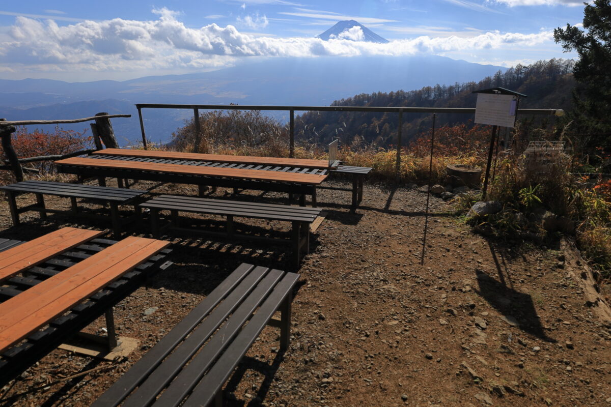 富士山を眺められる三ッ峠山荘前の休憩スペース