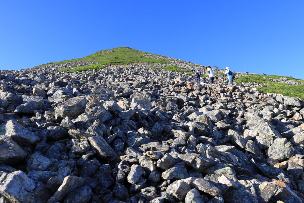 大きな石や岩がゴロゴロした常念岳への登り