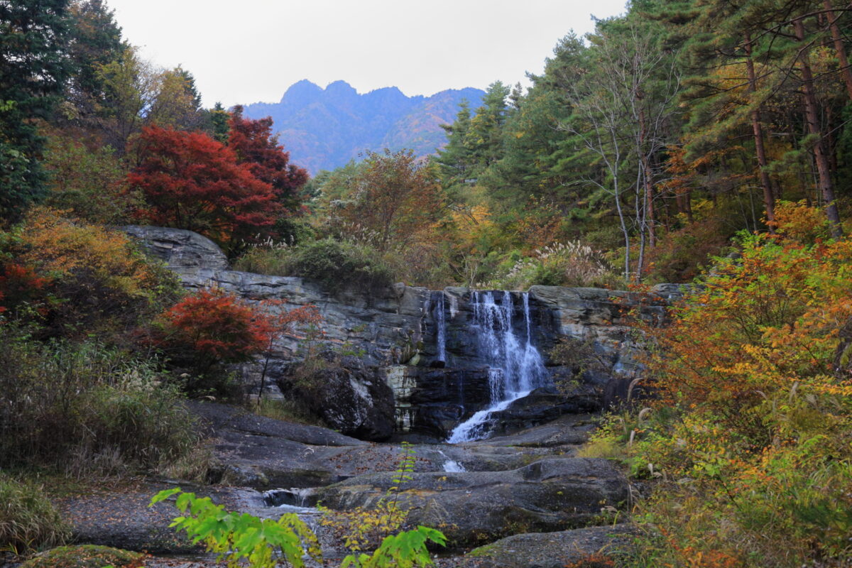 神鈴の滝と三ッ峠山