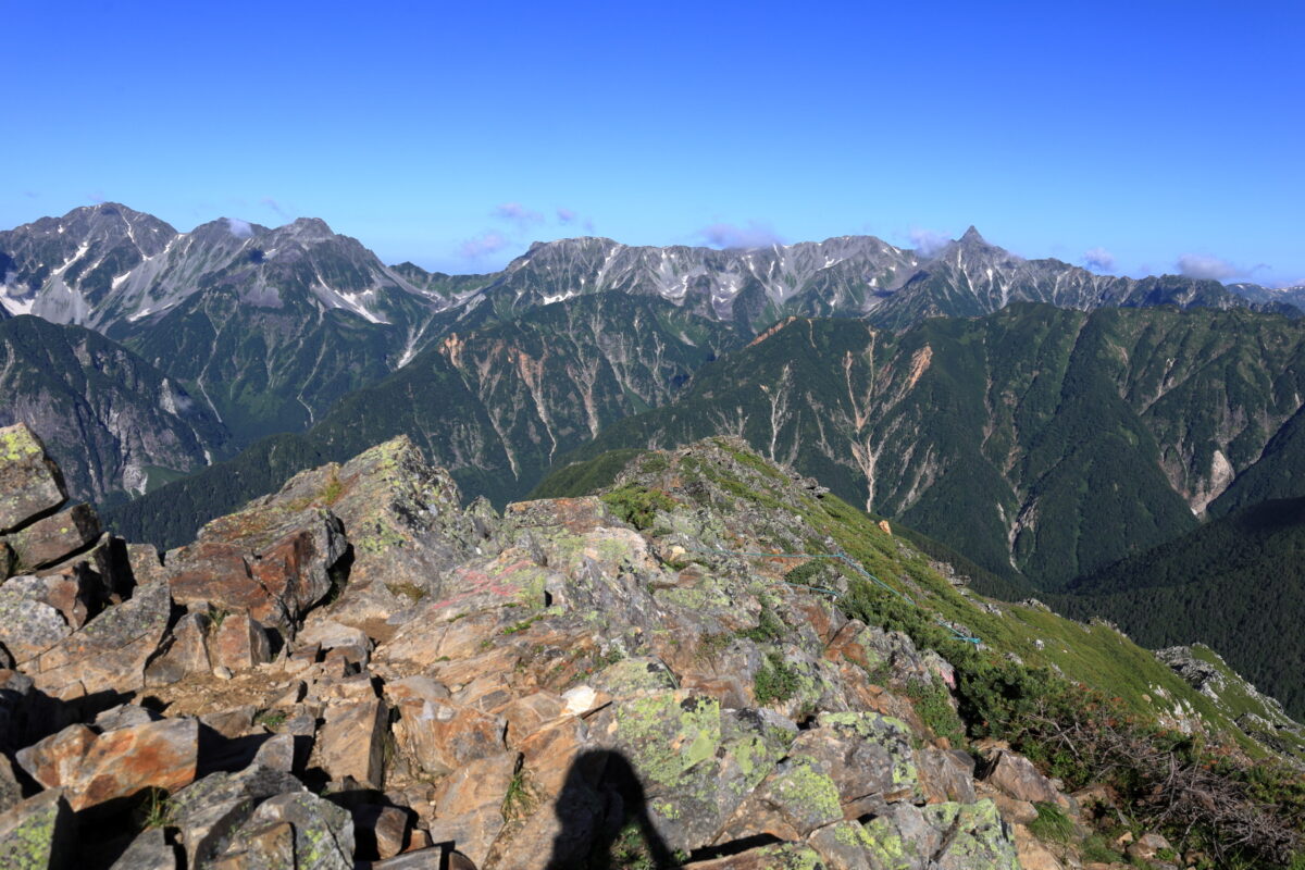 壁のようにそびえる槍ヶ岳・穂高連峰