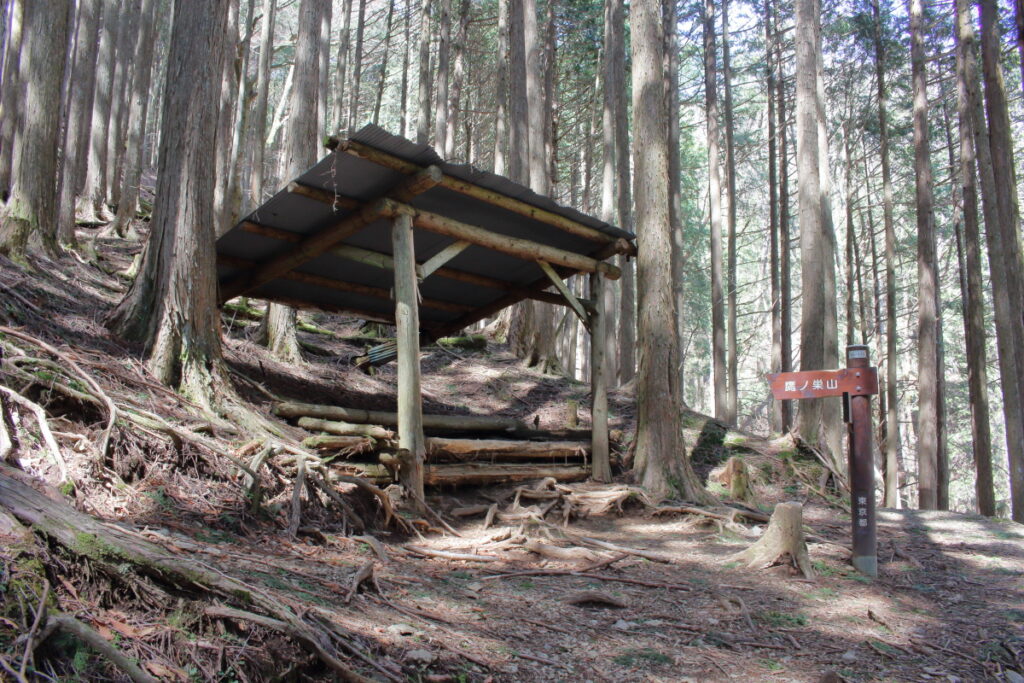 鷹ノ巣山へのルートの途中にある資材置き場?