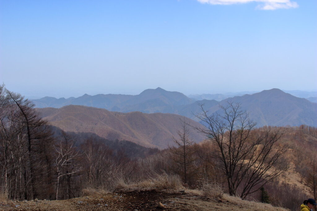 鷹ノ巣山山頂から眺める奥多摩三山