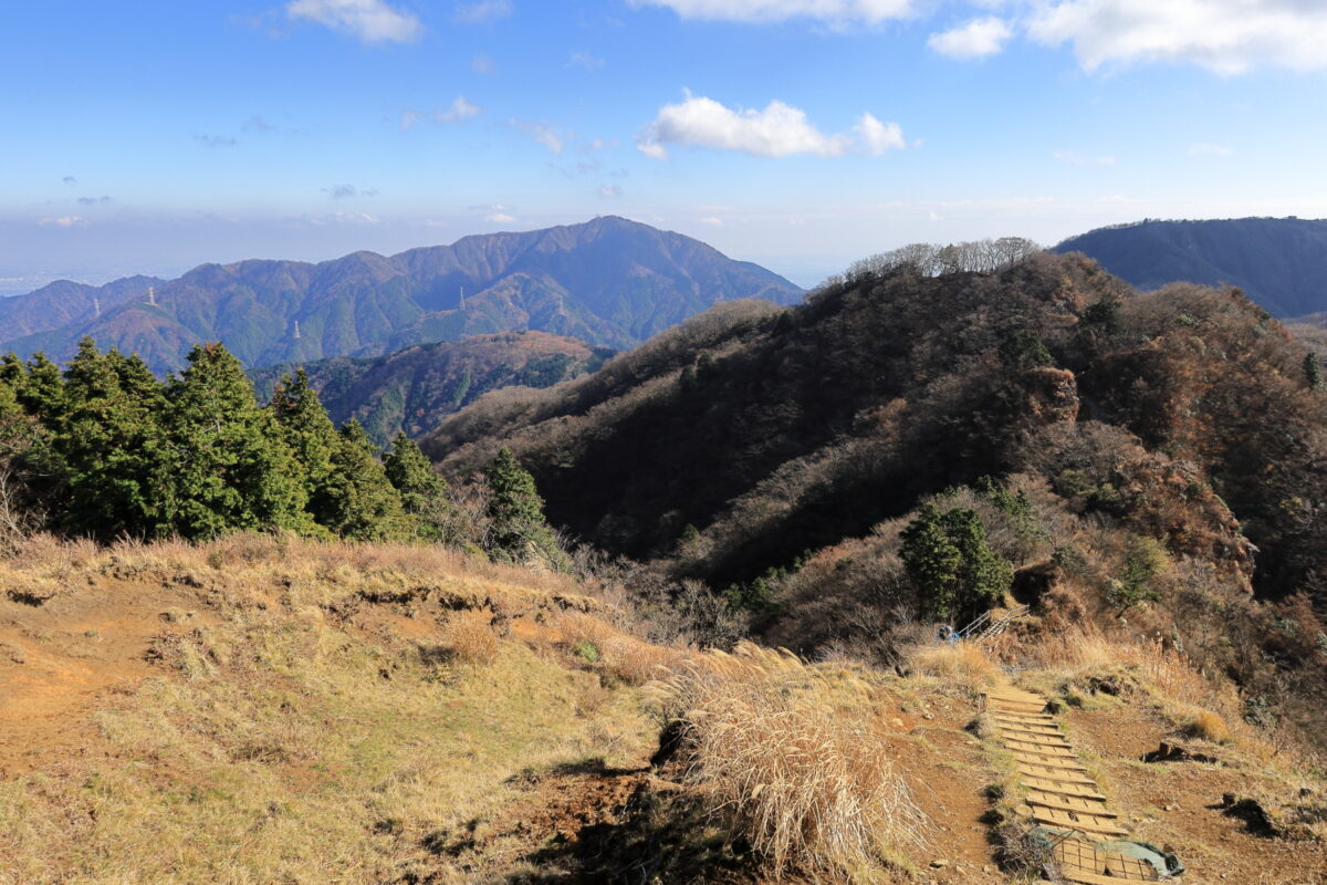 政次郎ノ頭付近からの行者ヶ岳や三ノ塔、大山の眺め