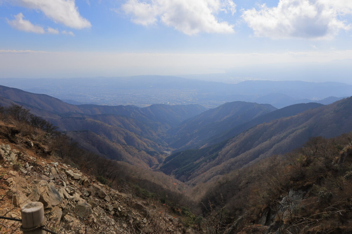 新大日～塔ノ岳の登山道からの相模湾方面の眺め