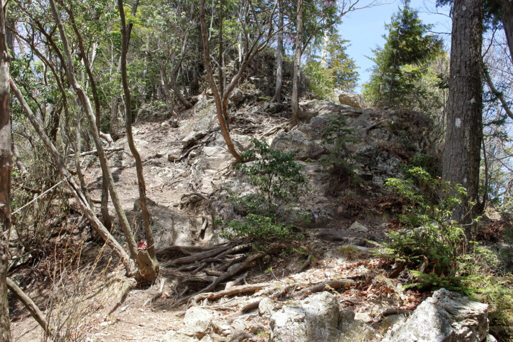 大持山から小持山への尾根道の岩場