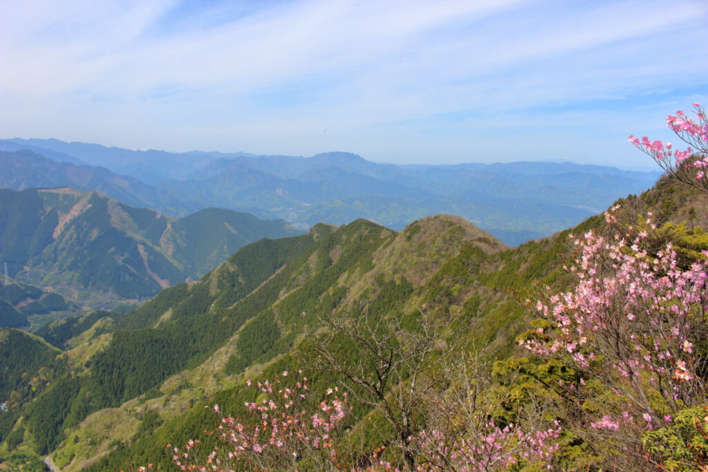 大持山から小持山への尾根道にある絶景ポイントからの眺望