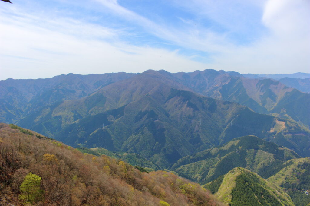 大持山から小持山への尾根道にある絶景ポイントからの眺望