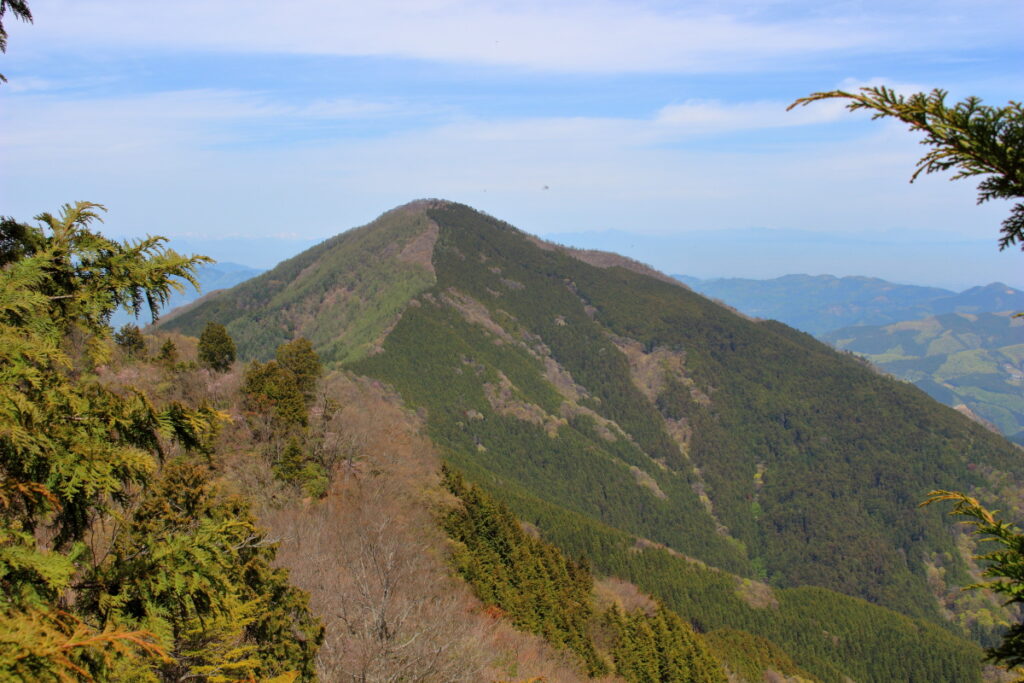 奥武蔵】大持山～小持山～武甲山 歩きごたえのある春の縦走！ 秩父の町