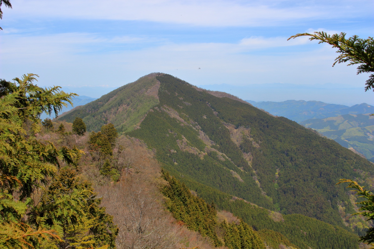 尾根道から眺める武甲山