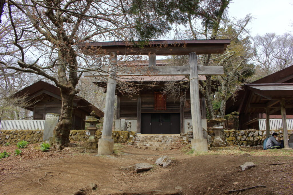 武甲山山頂の御嶽神社
