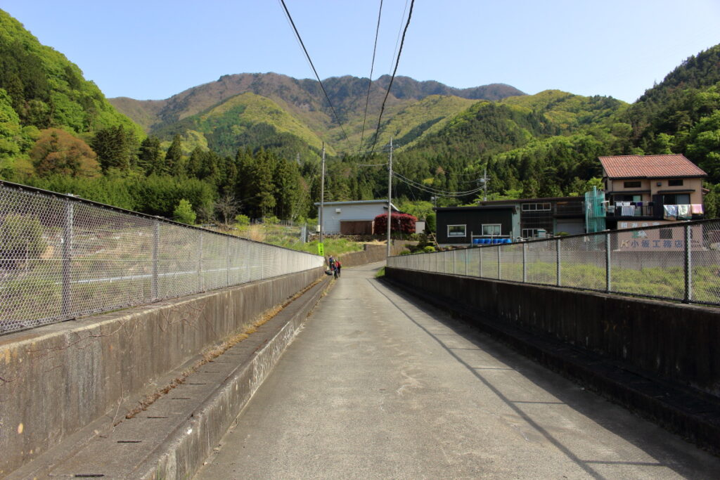 中央道の陸橋の上から眺める滝子山