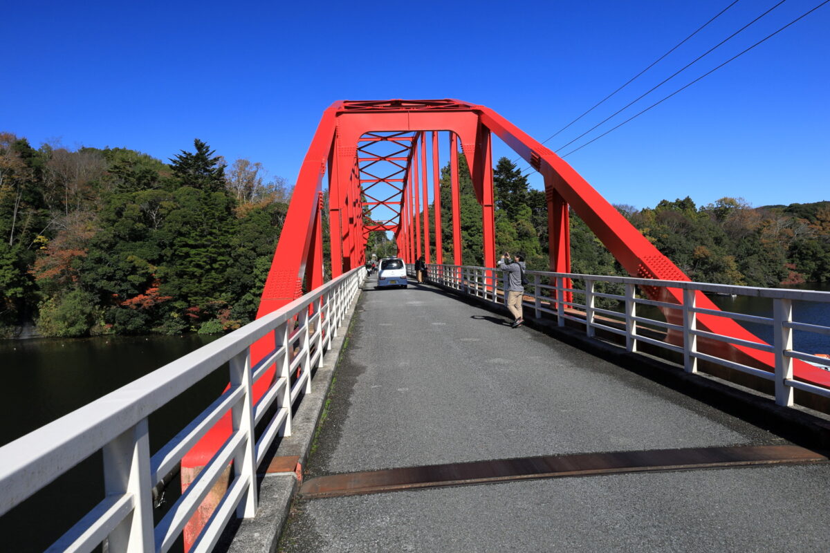赤い橋が青空に映える「豊田大橋」