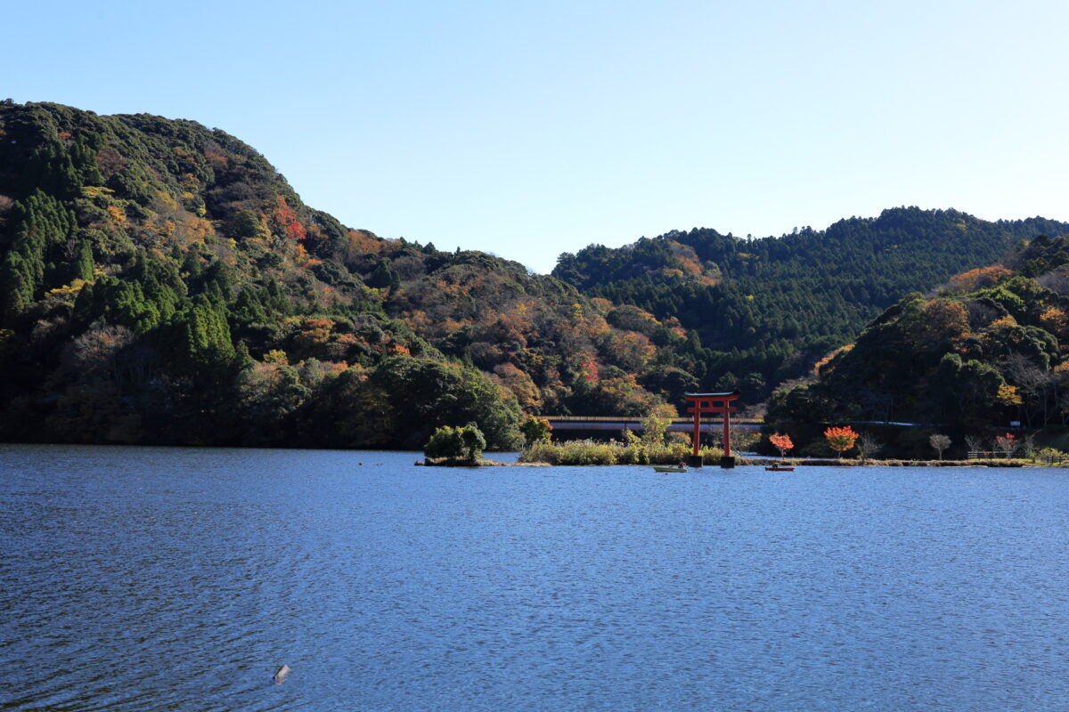 亀山湖に浮かぶ赤い鳥居