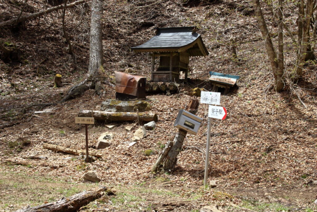 山の斜面にある小さな神社