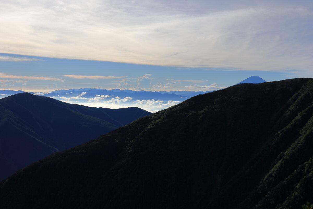 草すべりの登山道から眺める雲海と富士山