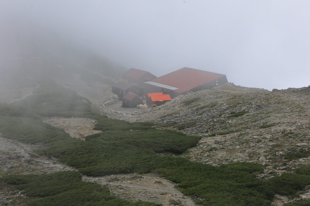 霧に覆われつつある北岳山荘