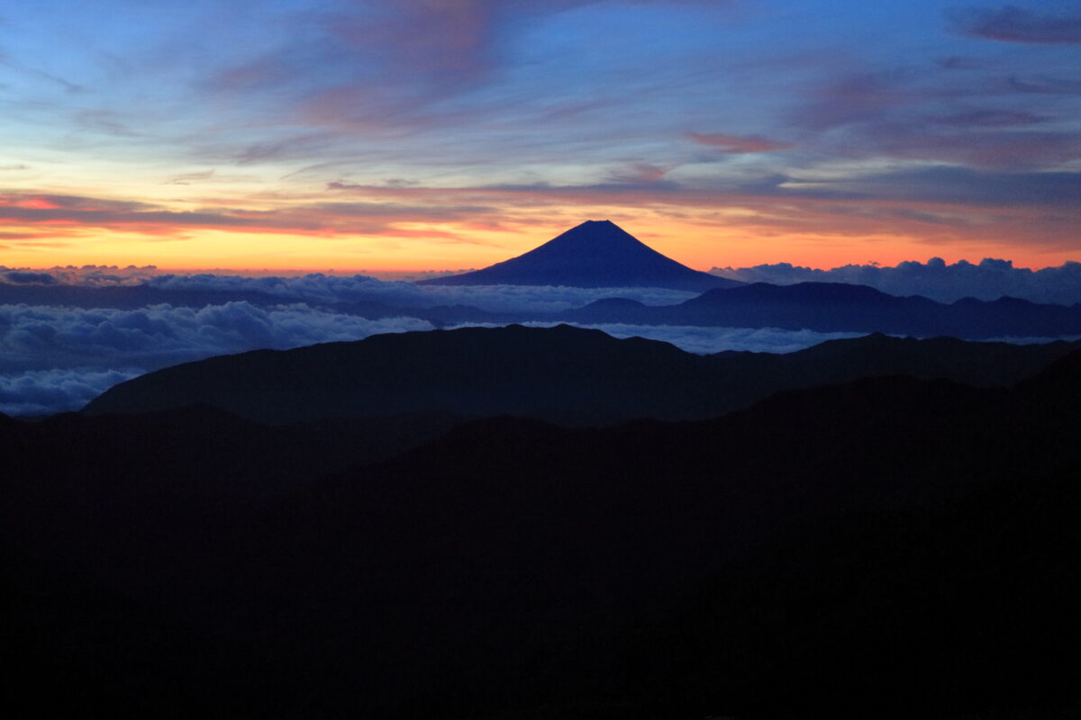 北岳山荘から眺める朝焼けの富士山