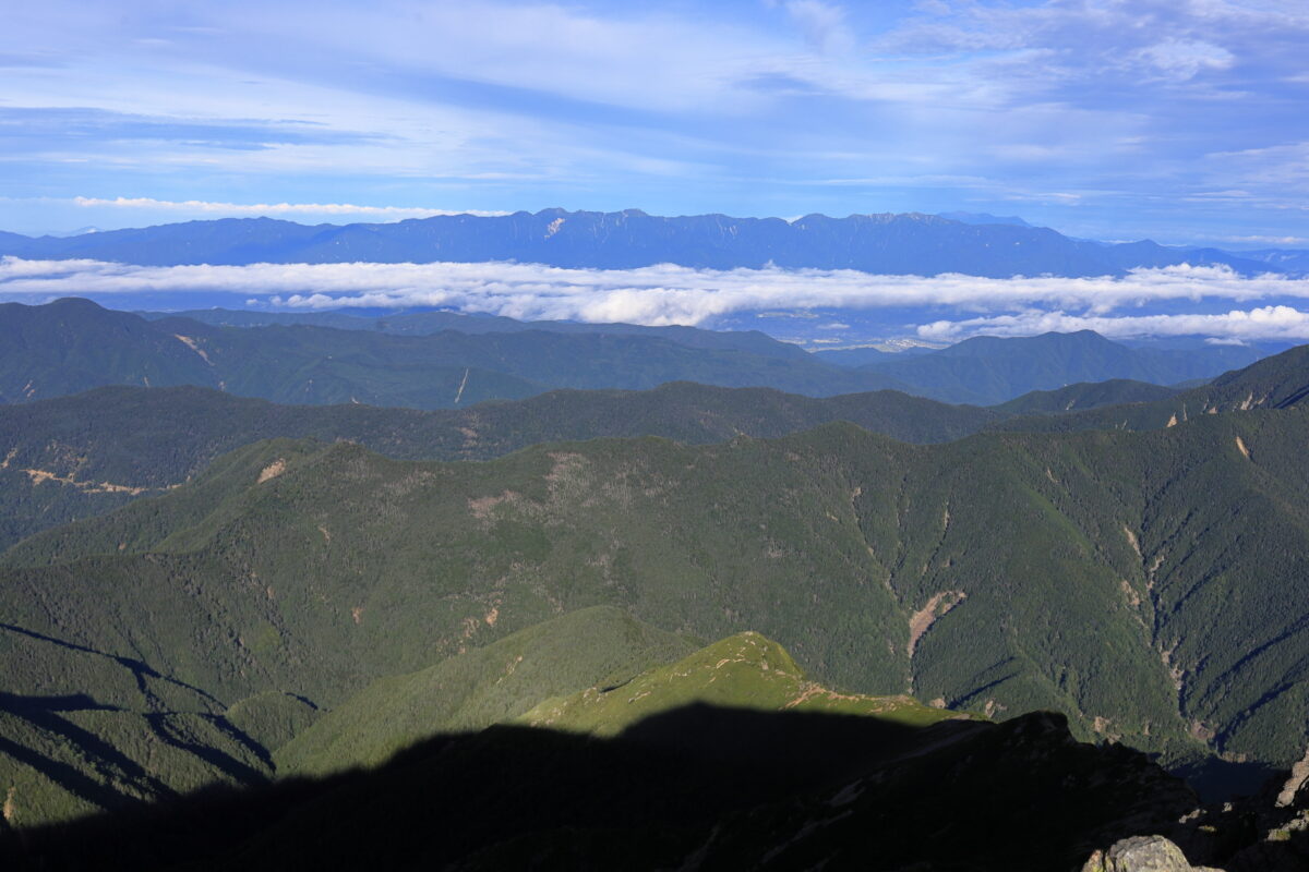 北岳山頂から眺める中央アルプスと御嶽山