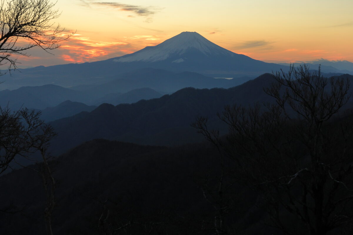 夕陽が沈んだ富士山の眺め