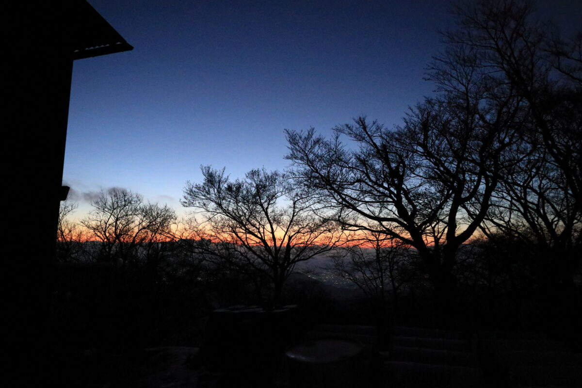 丹沢山山頂からの夜明けの空