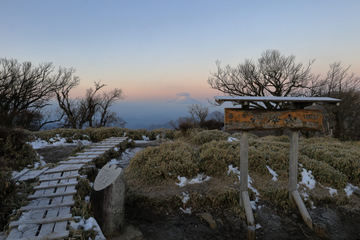 日の出前の丹沢山山頂からの西側の景色