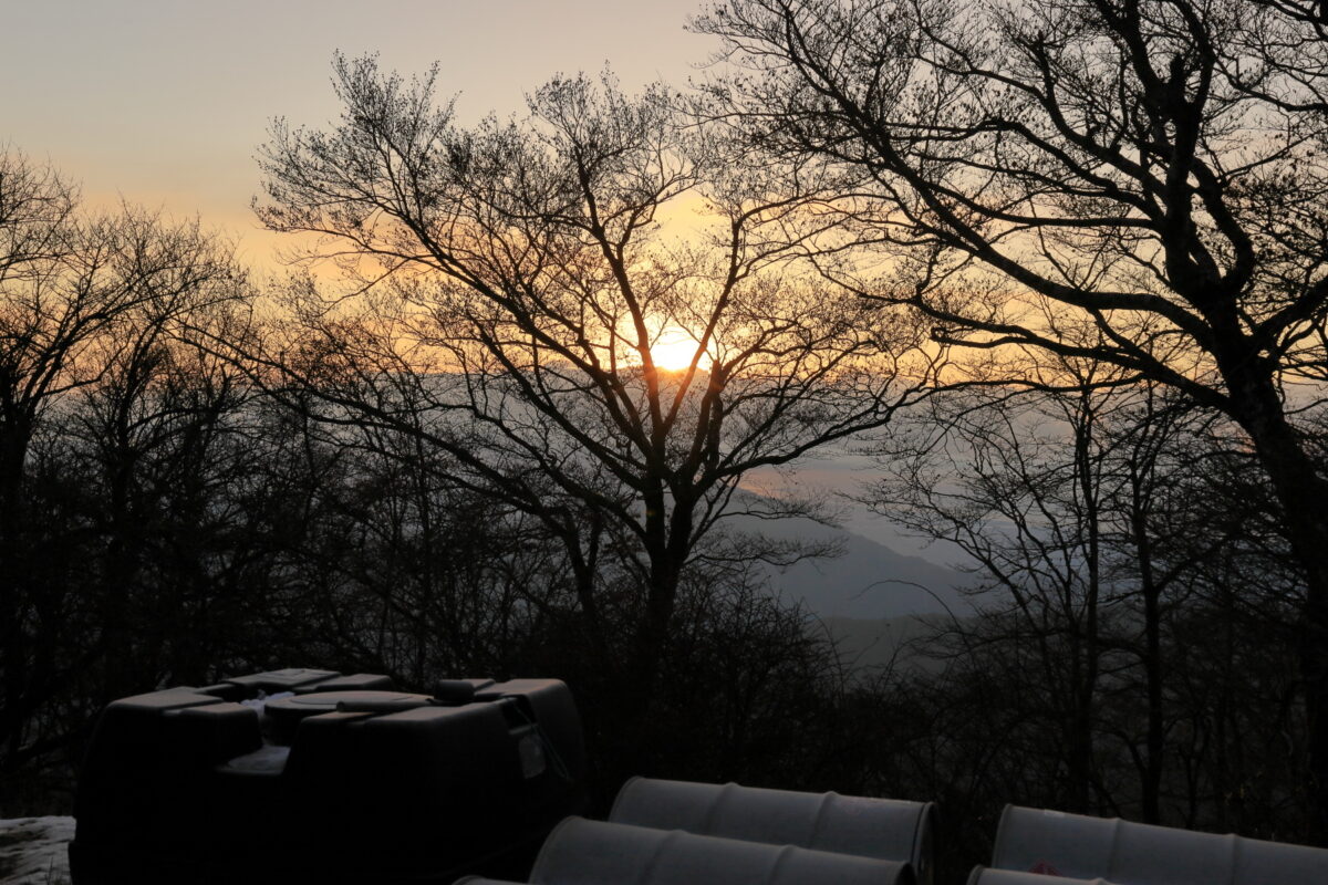丹沢山山頂から眺める日の出