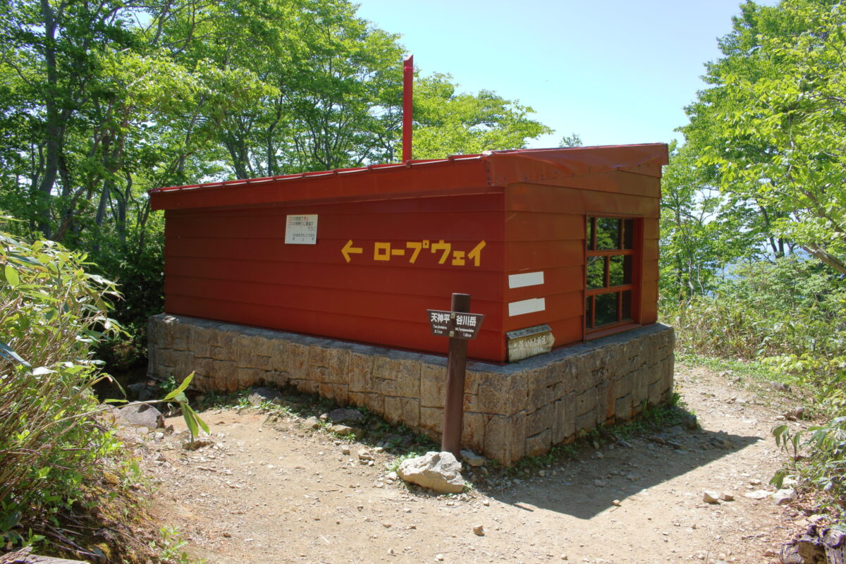 熊穴沢避難小屋