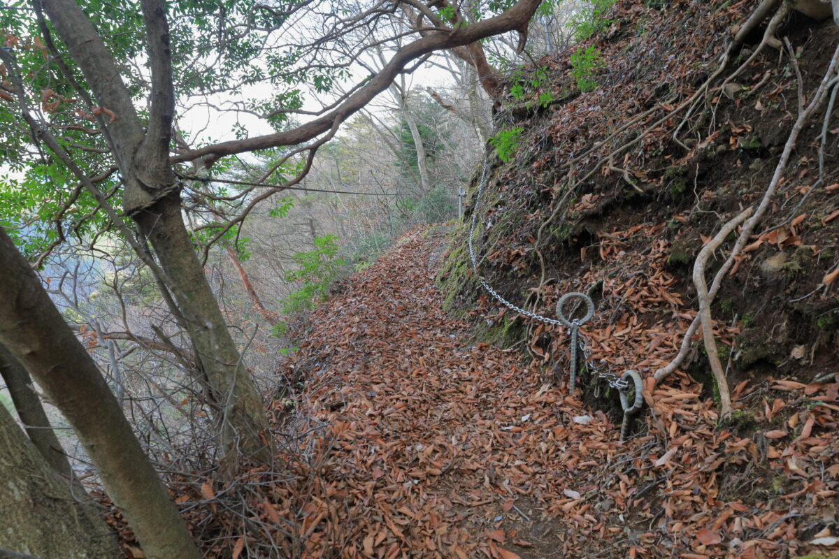 滑落防止の鎖がかけられている宮ヶ瀬への登山道