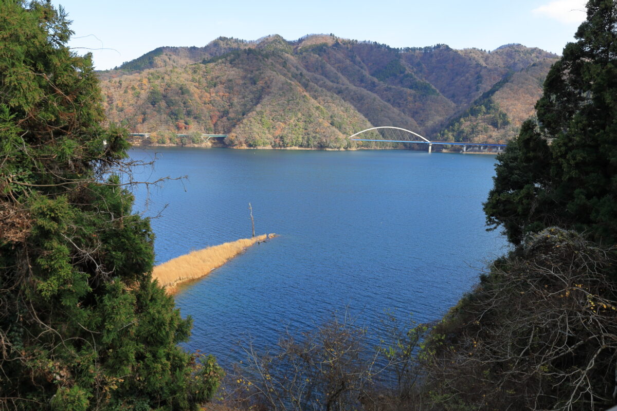 登山口近くの橋からの宮ヶ瀬湖の眺め