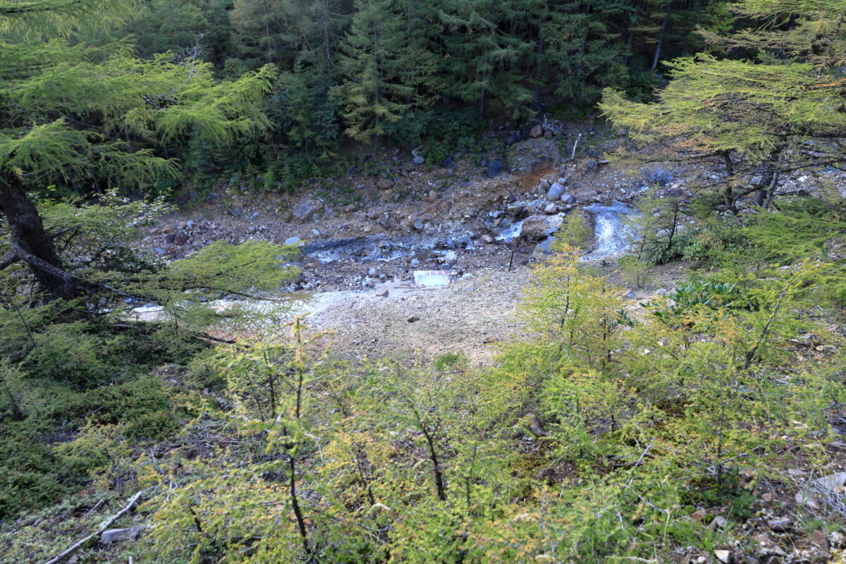 登山道から見下ろす本沢温泉の野天風呂