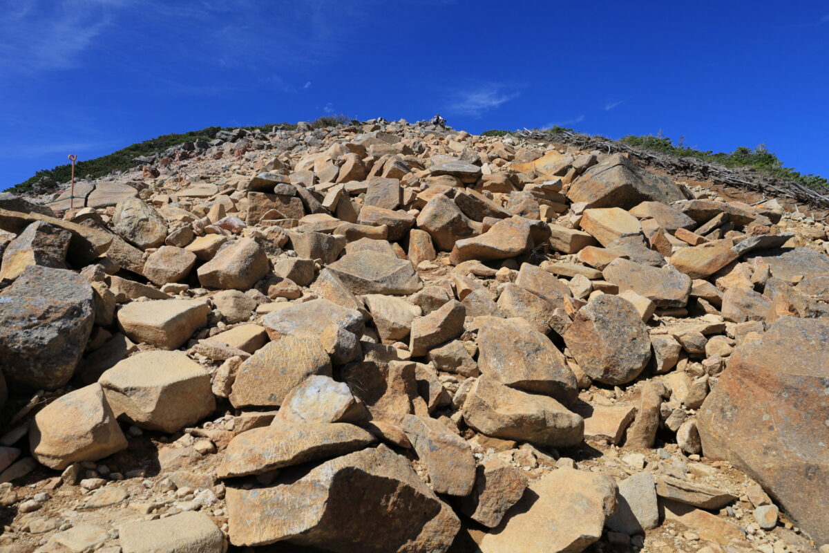 大きな岩がゴロゴロとした西天狗岳山頂直下