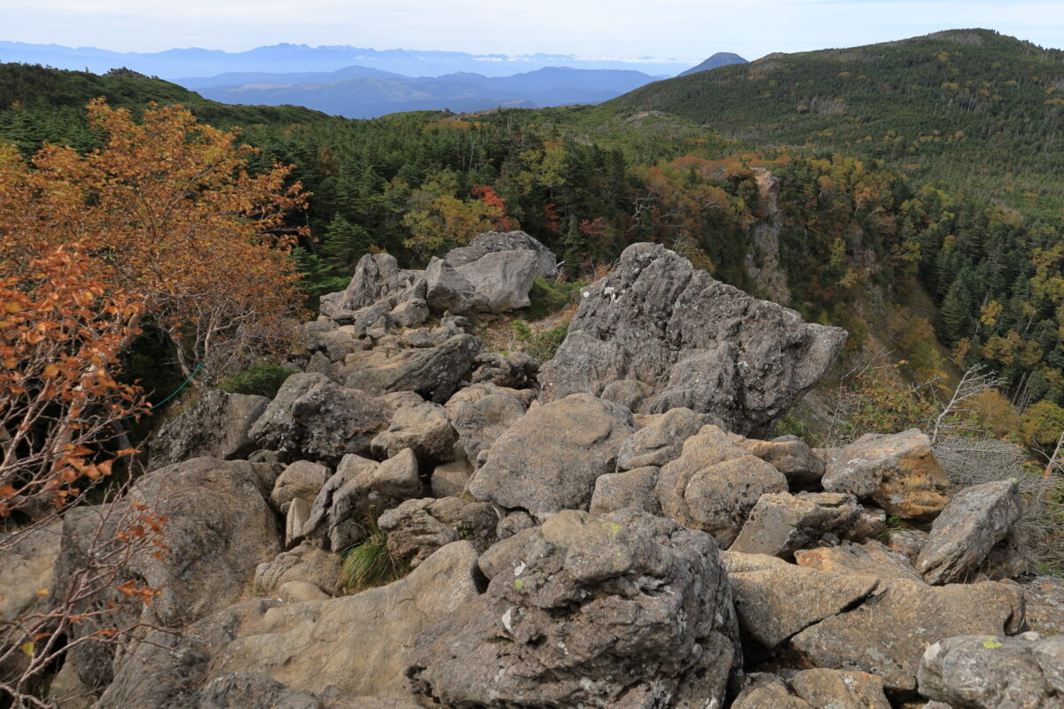 大きな岩がゴロゴロとした中山峠への下り