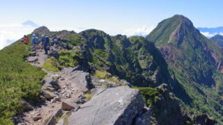 横岳山頂から眺める赤岳への稜線