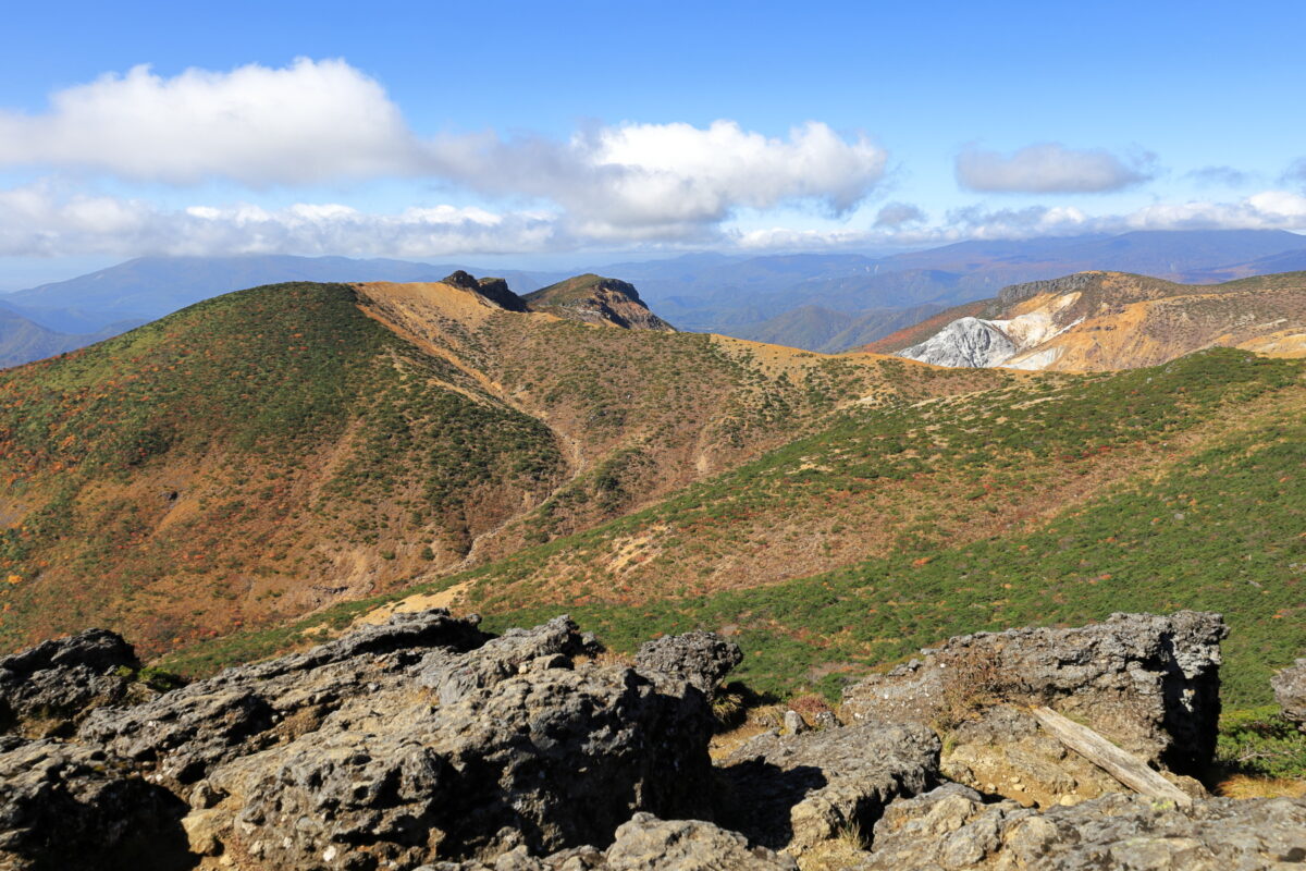 安達太良山山頂から西側の船明神山や磐梯山の眺め