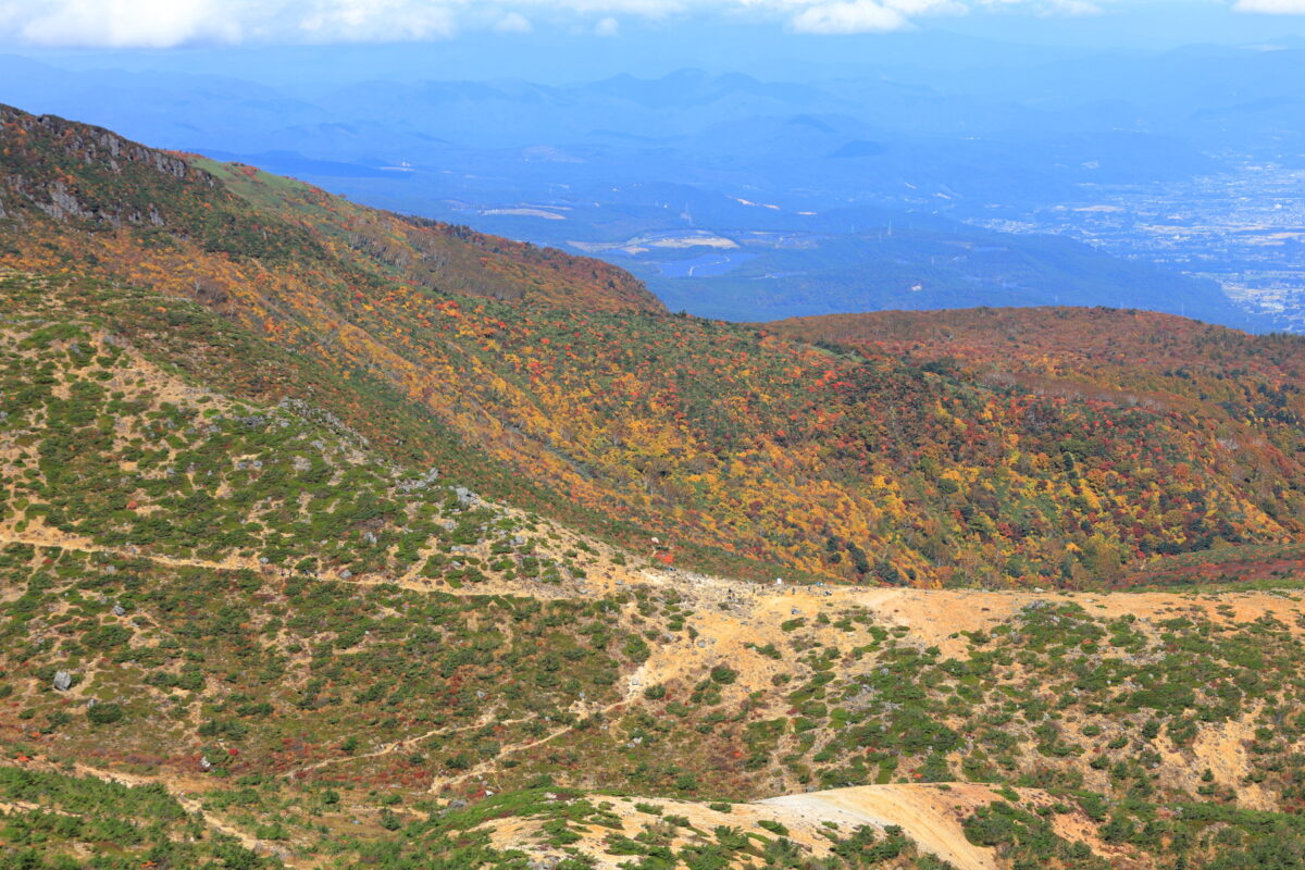安達太良山山頂での絶景を眺めながらのお昼休憩