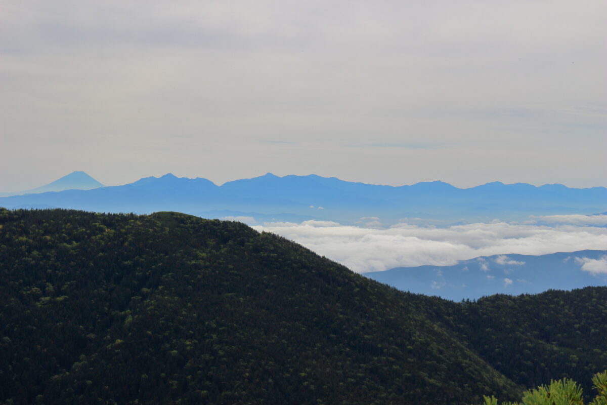 蝶ヶ岳山頂からの八ヶ岳と富士山の眺め