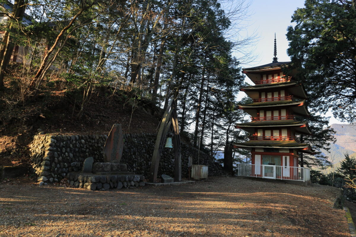 五重塔と平和の鐘がある愛宕神社の境内