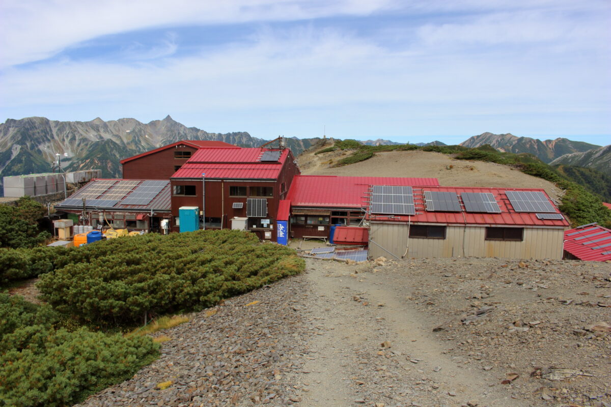 赤い屋根が特徴的な蝶ヶ岳ヒュッテ