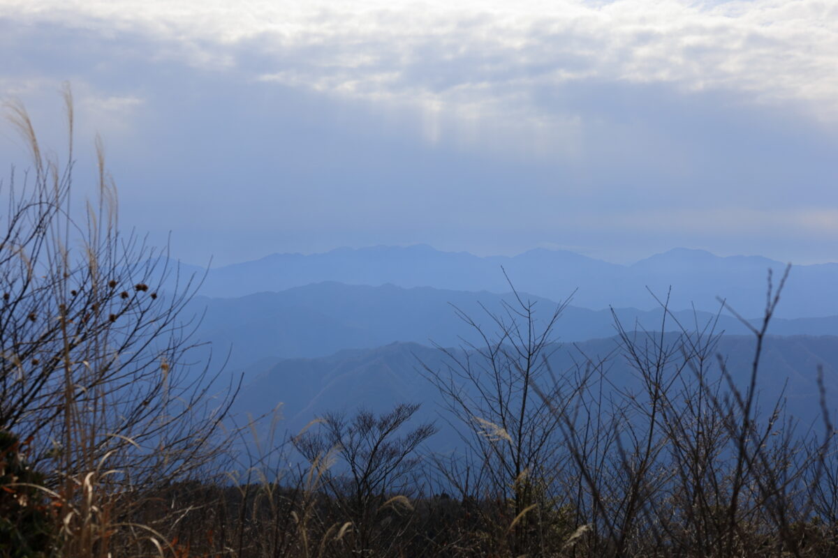 大岳山山頂から南側の丹沢の眺め
