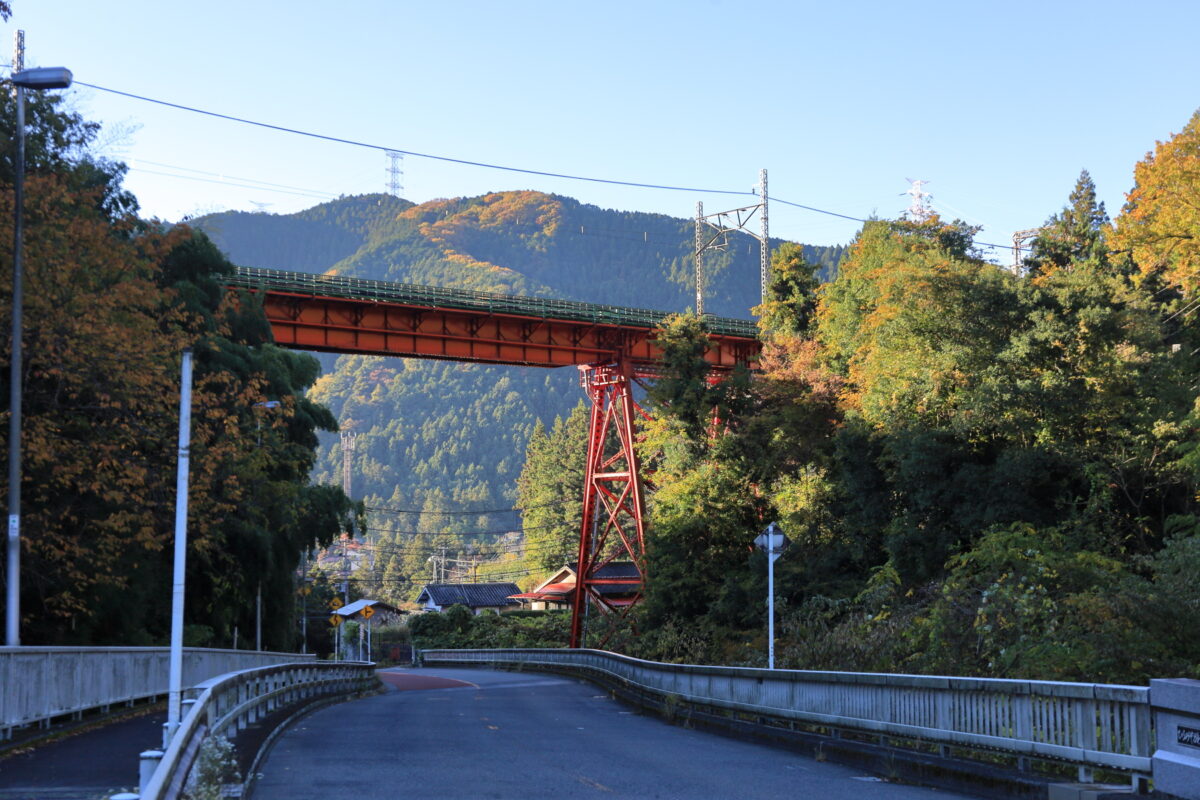 軍畑駅近くの青梅線の赤い鉄橋