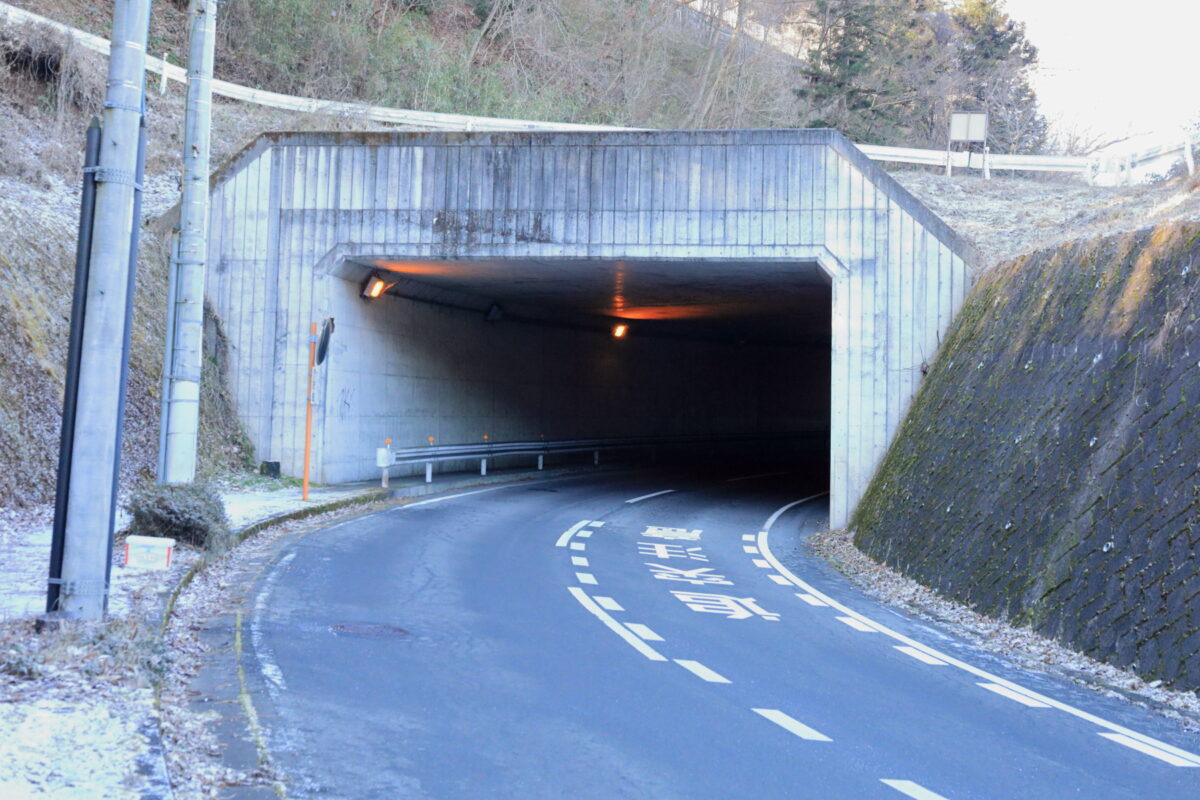 猿橋駅と登山口までの間にあるトンネル